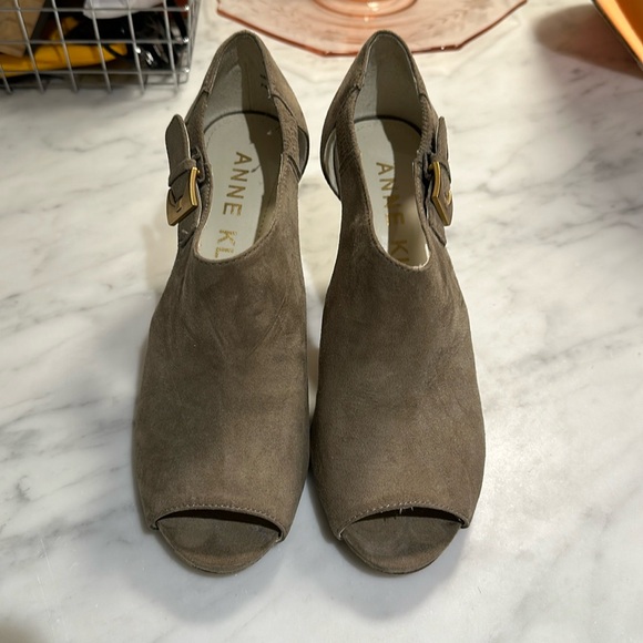 Anne Klein brown suede heels size 7.5 - Picture 1 of 4